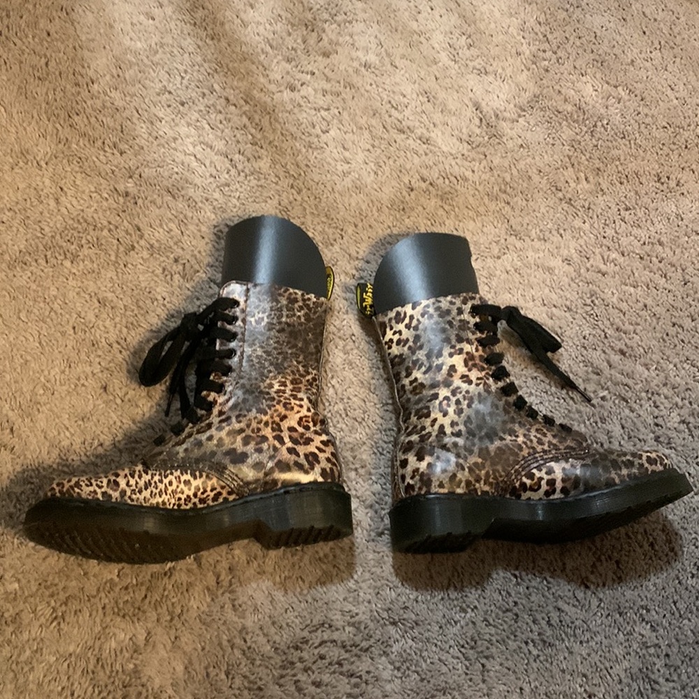 *RARE* DR. MARTENS 14610 (1490) 10 HOLE LEOPARD PRINT BOOTS LEATHER SIZE 6 BNWOB